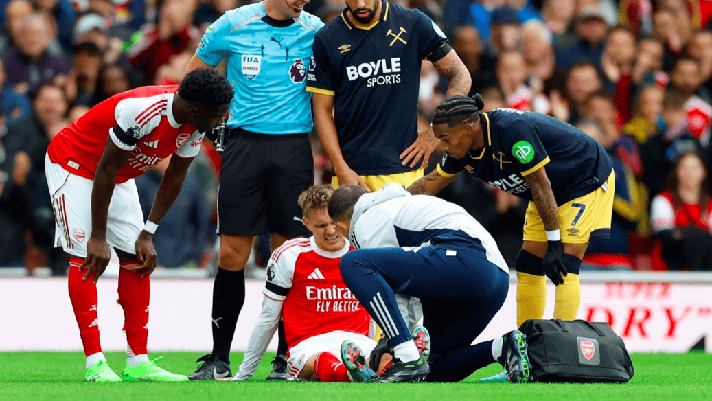 2-0！4连胜 英超榜首更迭：13.3亿豪门笑傲德比大战 两大核心全伤退